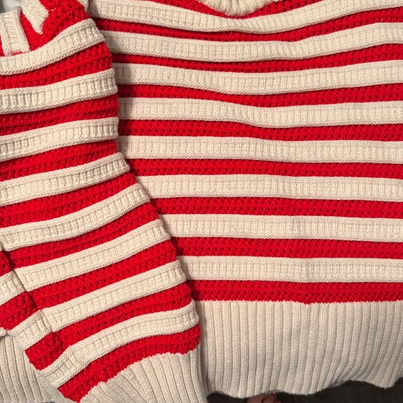 ✨5/$30✨H&M Red and White Striped Crew Neck Sweater - Picture 3 of 3